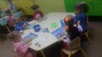 Smerfy i Żabki  ubieraja choinkę