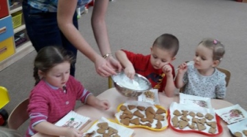 Pieczenie świątecznych pierniczków w przedszkolu