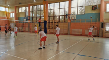 Fotorelacja z udziału naszych uczniów w Gminnym Młodzieżowym Turnieju dziewcząt i chłopców w piłkę siatkową w Zalasowej. 