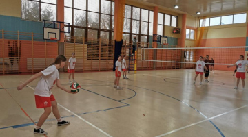 Fotorelacja z udziału naszych uczniów w Gminnym Młodzieżowym Turnieju dziewcząt i chłopców w piłkę siatkową w Zalasowej. 