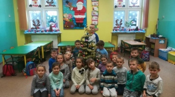 Smerfy i Żabki  ubieraja choinkę