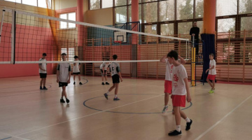 Fotorelacja z udziału naszych uczniów w Gminnym Młodzieżowym Turnieju dziewcząt i chłopców w piłkę siatkową w Zalasowej. 