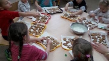 Pieczenie świątecznych pierniczków w przedszkolu