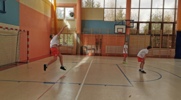 Fotorelacja z udziału naszych uczniów w Gminnym Młodzieżowym Turnieju dziewcząt i chłopców w piłkę siatkową w Zalasowej. 