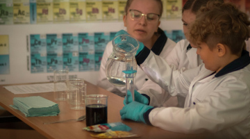 Otwarcie wspaniałego laboratorium biologiczno – chemicznego, będącego wygraną w konkursie Koloratorium