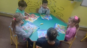 Smerfy i Żabki  ubieraja choinkę