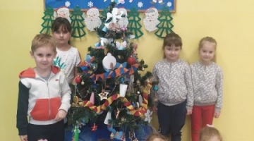 Przedszkolaki wykonują świąteczne pierniczki