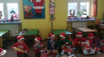 Mikołaj u Żabek i Smerfów