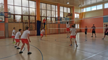 Fotorelacja z udziału naszych uczniów w Gminnym Młodzieżowym Turnieju dziewcząt i chłopców w piłkę siatkową w Zalasowej. 